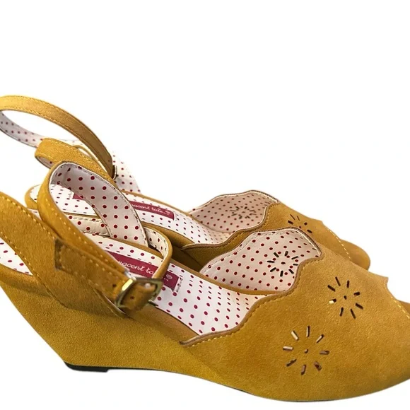 1940s Mustard Yellow Peep Toe Ankle Strap scallop cut Wedge Heels - Picture 5 of 9